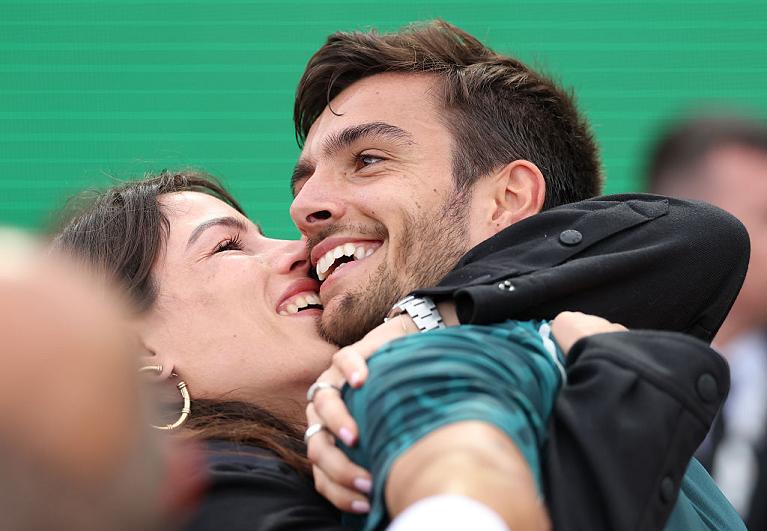 Lorenzo Musetti abbraccia la fidanzata e festeggia la finale a Monte-Carlo (Getty Images)