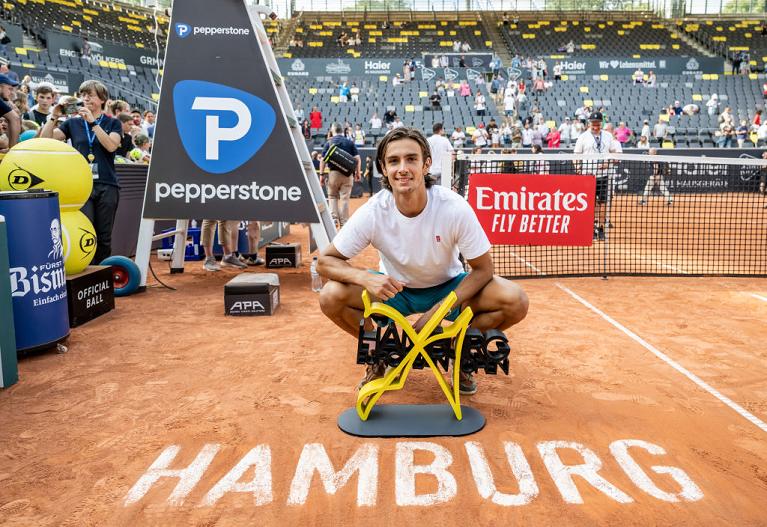 Lorenzo Musetti sorride con il primo trofeo ATP della carriera conquistato ad Amburgo 2022 (foto Getty Images)