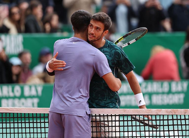 L'abbraccio a fine match tra Carlos Alcaraz e Lorenzo Musetti (foto Getty Images)