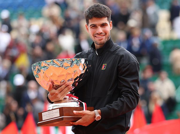 Carlos Alcaraz con il trofeo vinto a Monte-Carlo (Getty Images)