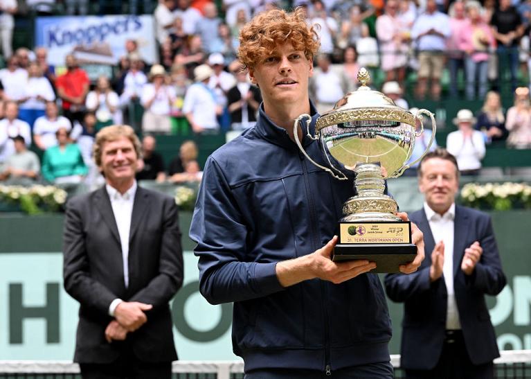 Jannik Sinner con il trofeo di Halle 2024 (foto Getty Images)
