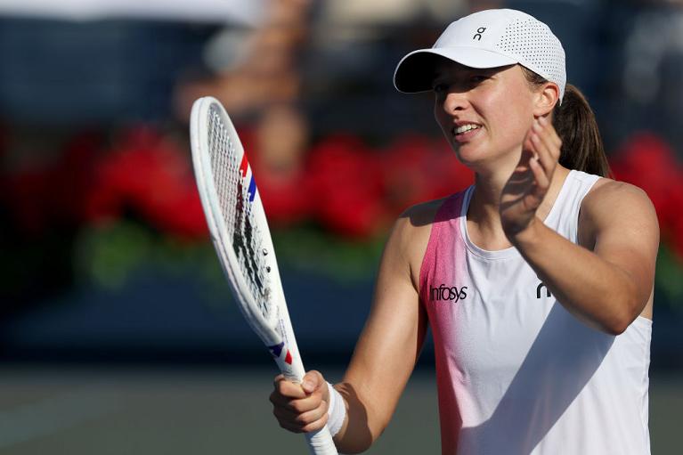 Swiatek applaude al pubblico (Getty Images)