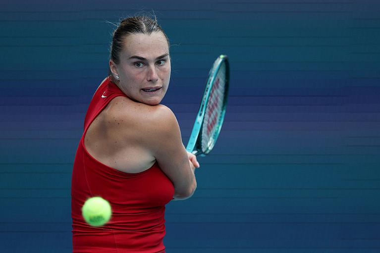 Aryna Sabalenka colpisce di rovescio (foto Getty Images)