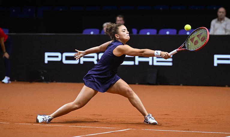 Un recupero di rovescio in allungo di Jasmine Paolini (foto Porsche Tennis Grand Prix web site)