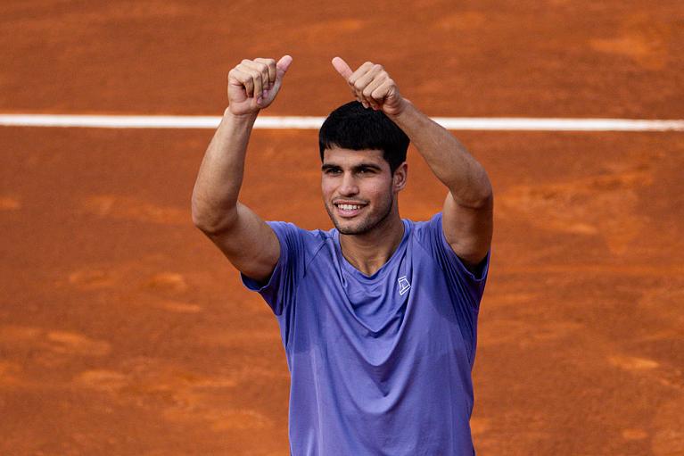 Carlos Alcaraz saluta il pubblico (foto Getty Images)