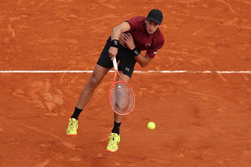 Matteo Arnaldi al servizio (foto Getty Images)