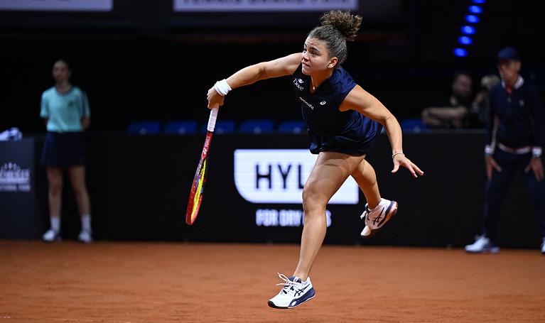 Jasmine Paolini al servizio (foto Porsche Tennis Grand Prix web site)