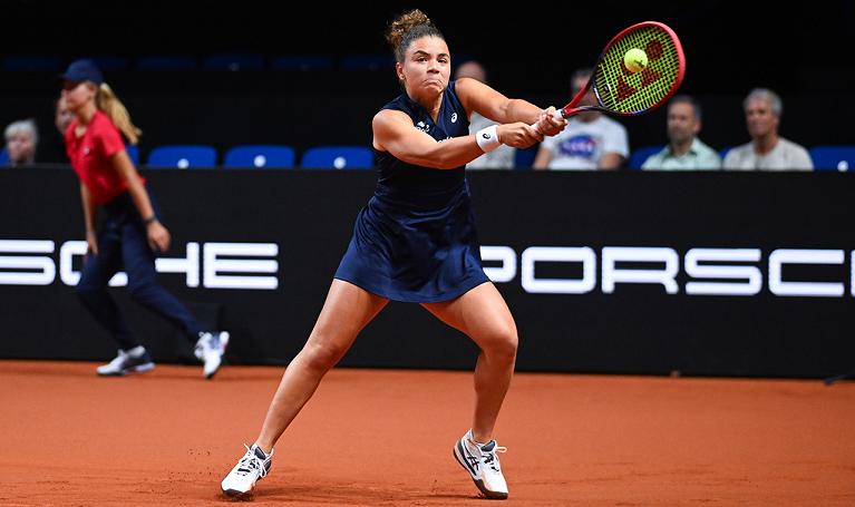 Jasmine Paolini colpisce di rovescio (foto Porsche Tennis Grand Prix web site)