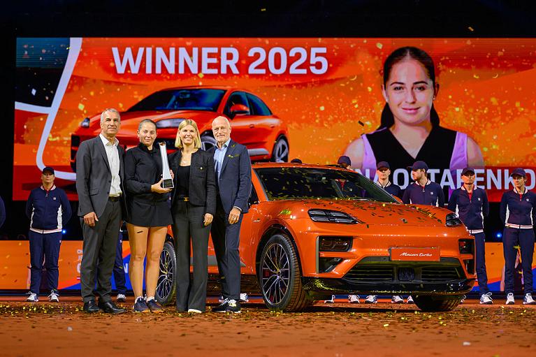 Jelena Ostapenko festeggia il titolo vinto a Stoccarda (Getty Images)
