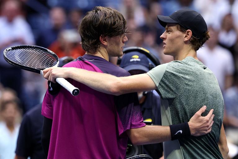 Jack Draper e Jannik Sinner al termine della semifinale dello US Open 2024 vinta dall'azzurro (Getty)