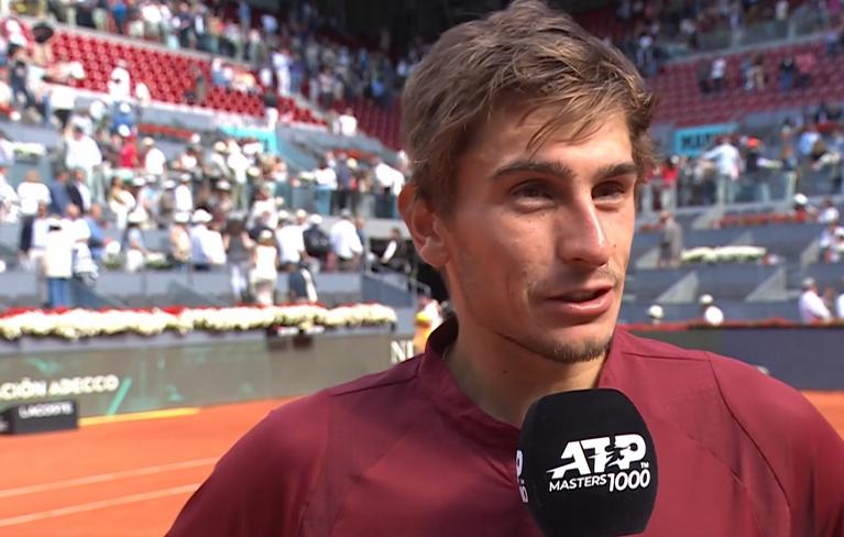 Matteo Arnaldi intervistato dopo la vittoria contro Novak Djokovic alla Caja Magica di Madrid (Getty Images)