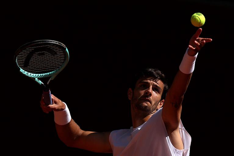Lorenzo Musetti al servizio (Getty Images)