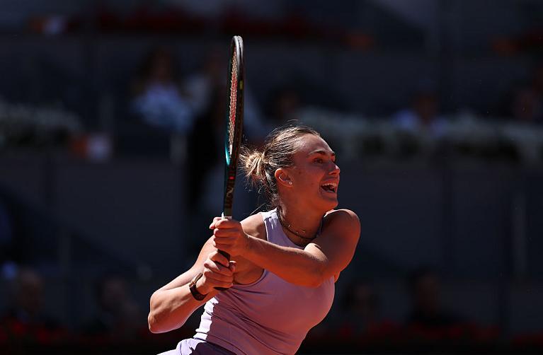 Tutta la potenza del rovescio di Aryna Sabalenka (foto Getty Images)