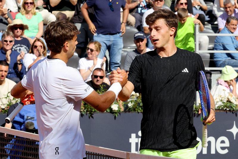 Il saluto tra Luca Nardi e Flavio Cobolli agli Internazionali BNL d'Italia (Foto FITP)