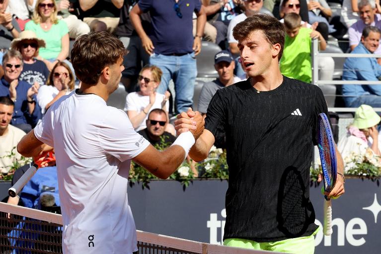 Il saluto tra Luca Nardi e Flavio Cobolli agli Internazionali BNL d'Italia (Foto FITP)