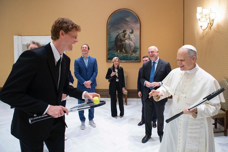 Papa Leone XIV ha ricevuto il presidente della FITP Angelo Binaghi, Jannik Sinner e la sua famiglia (foto Vaticano)