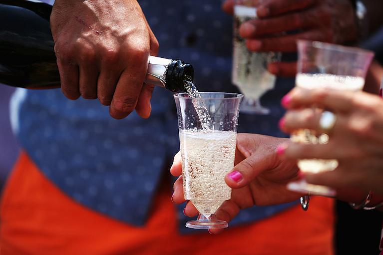 Champagne in tribuna (Getty)