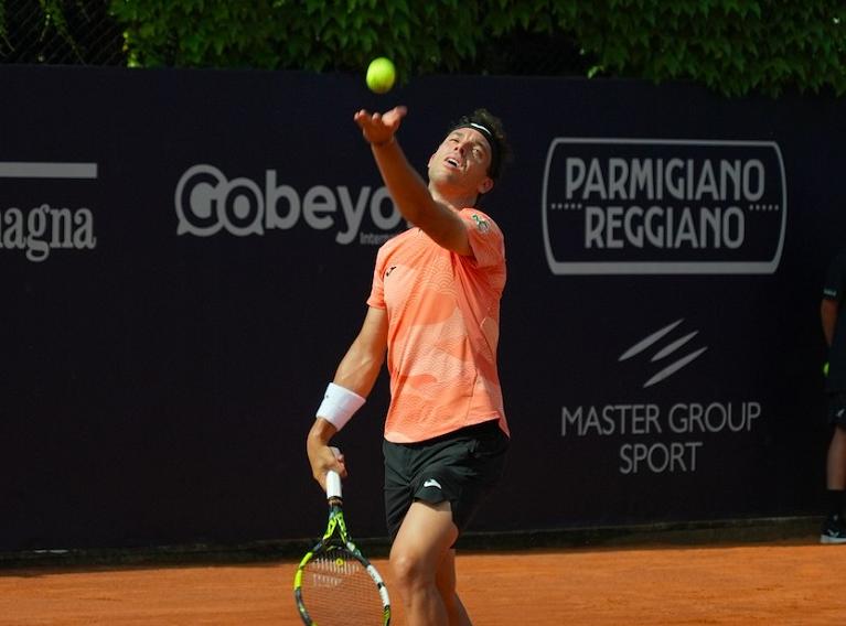 Marco Cecchinato al servizio