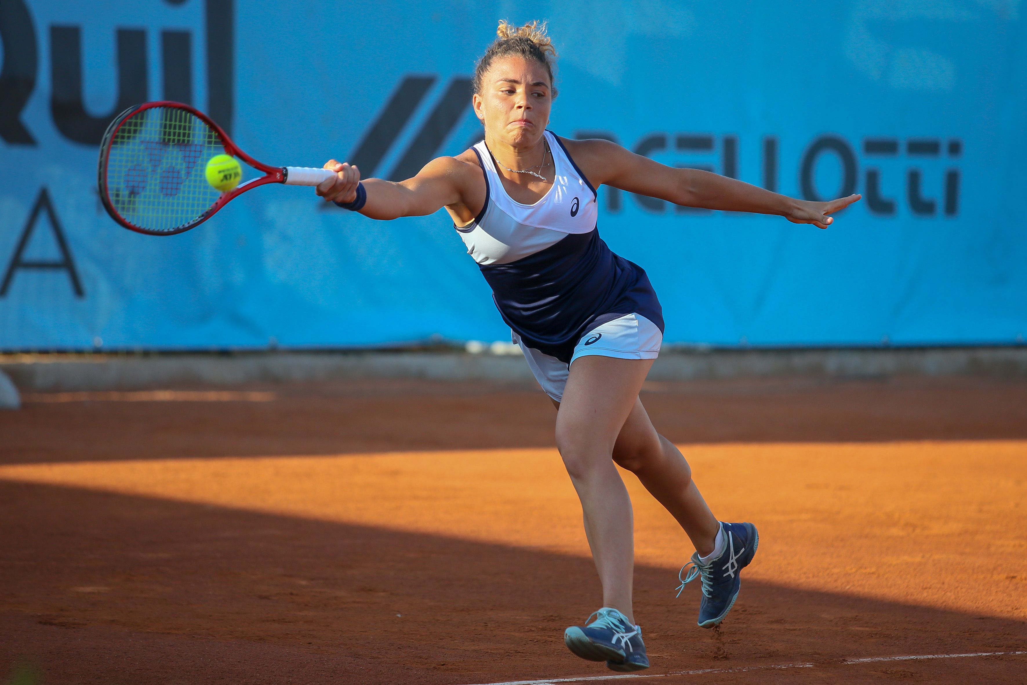 Jasmine Paolini in allungo con la sua Yonex VCore 100