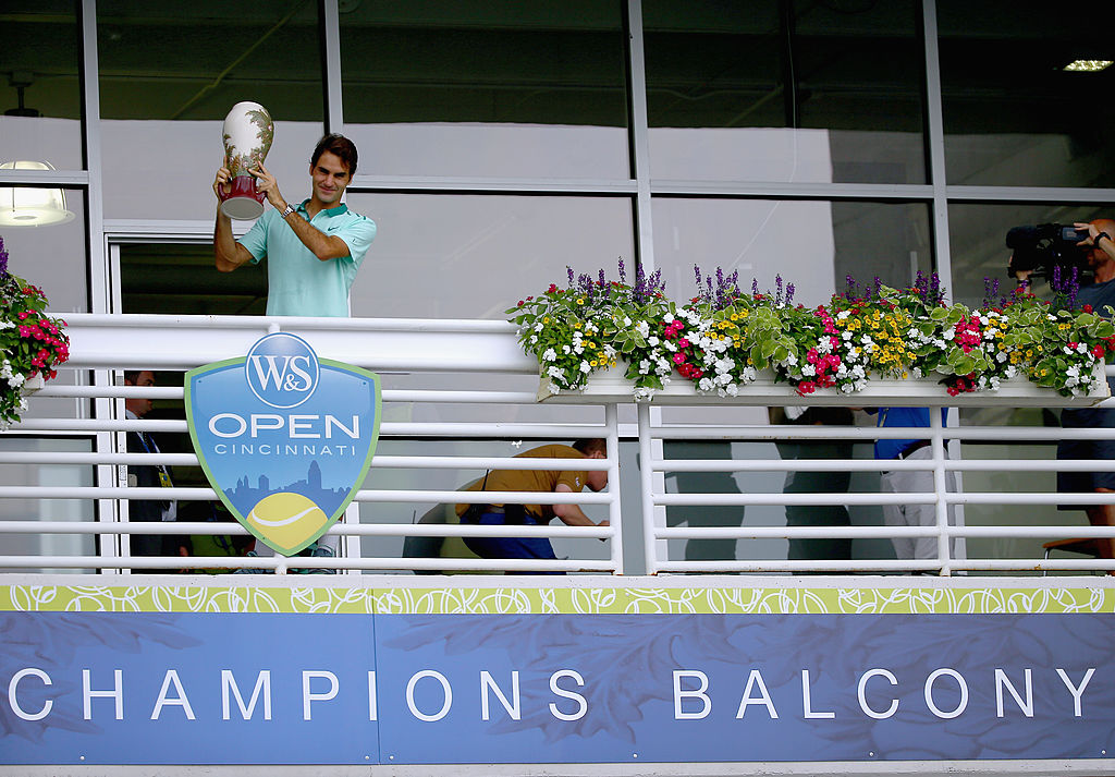 Roger Federer esibisce il trofeo di Cincinnati