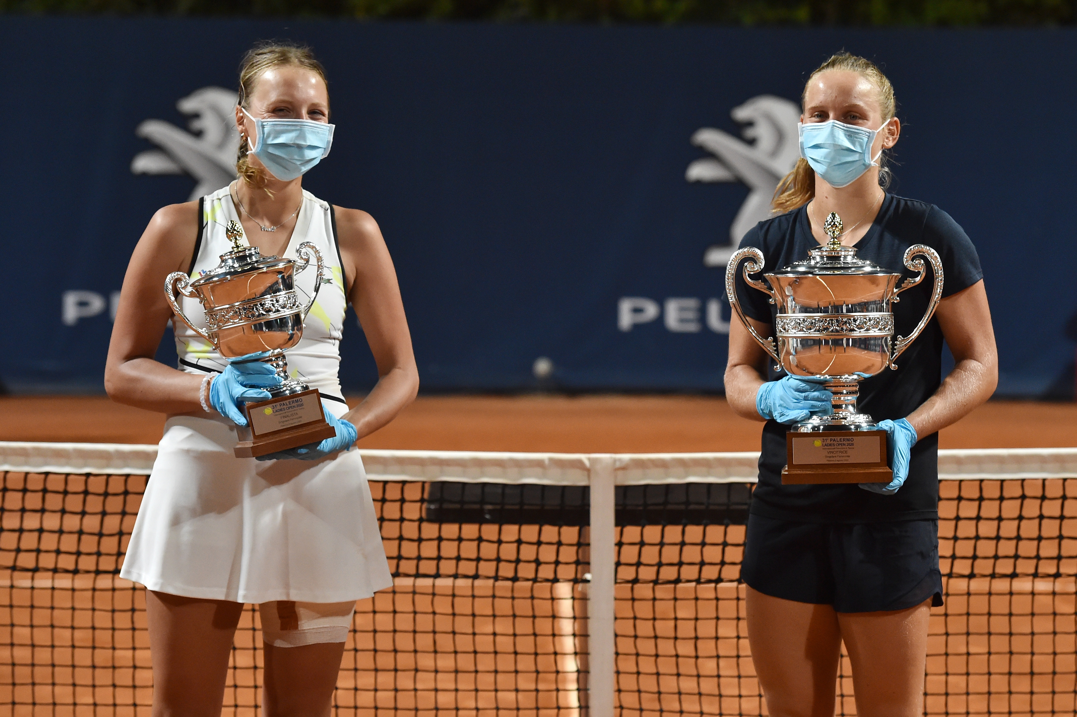Anett Kontaveit e Fiona Ferro maschere