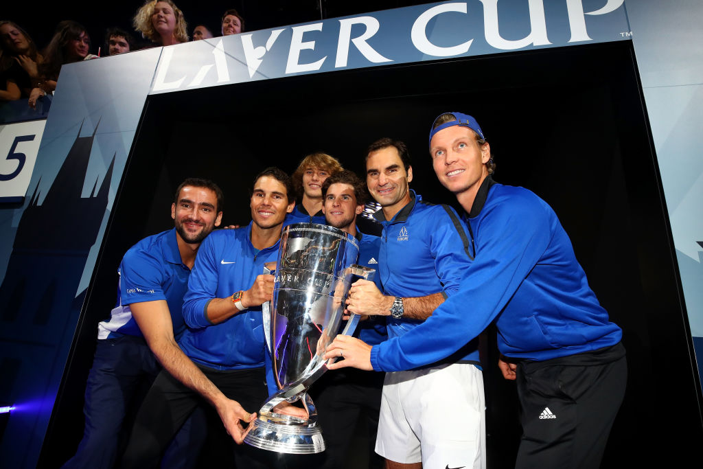 Roger Federer festeggia coi compagni di Laver Cup