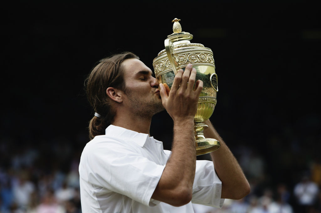 Roger Federer con il primo trofeo di Wimbledon