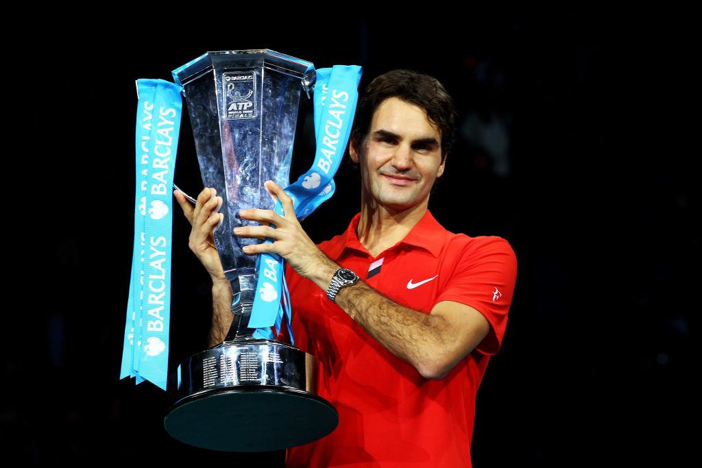 Roger Federer col trofeo delle Atp Finals 2010