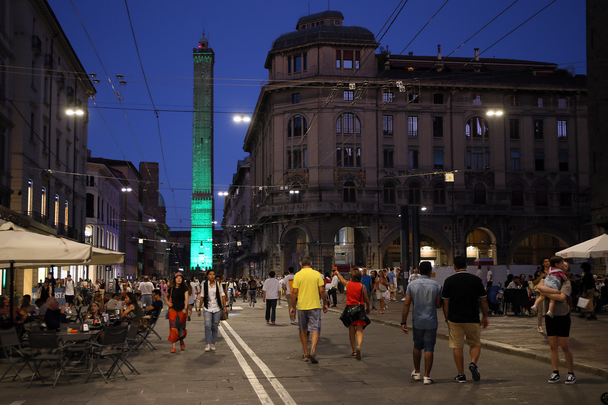 Il centro di Bologna illuminato con i colori delle Davis Cup by Rakuten Finals (foto Sposito)