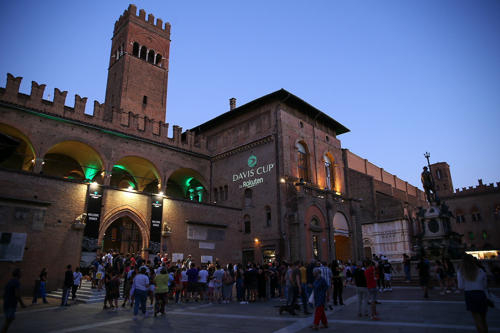 Il centro di Bologna illuminato con i colori delle Davis Cup by Rakuten Finals (foto Sposito)