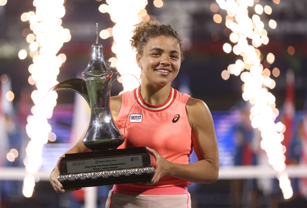 Jasmine Paolini con il trofeo del WTA 1000 di Dubai (foto Getty Images)