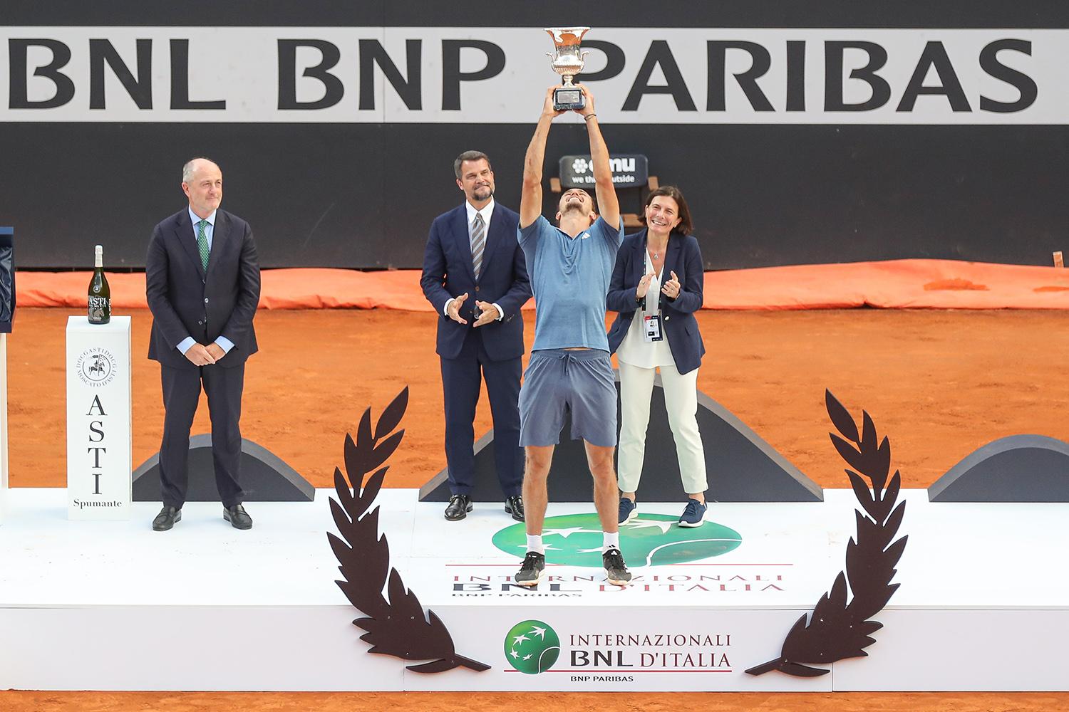 Zverev sorride, Jarry commosso: le foto della premiazione