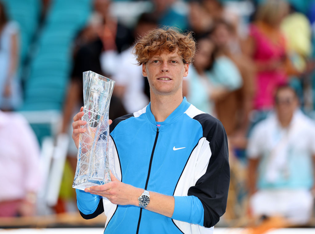 Jannik Sinner con il trofeo di Miami 2024 (foto Getty Images)