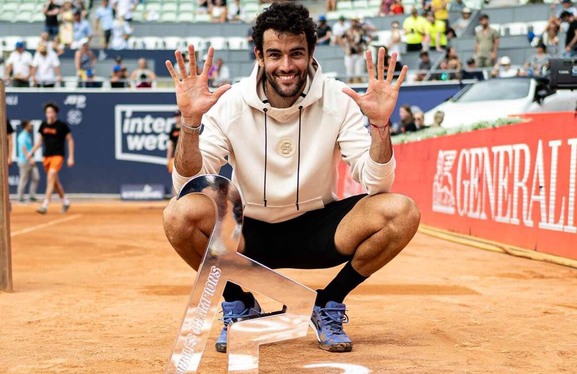 Matteo Berrettini con il trofeo di Kitzbuhel 2024 (foto Twitter)