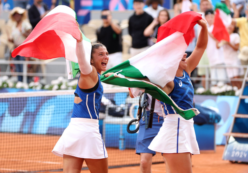 Sara Errani e Jasmine Paolini festeggiano con il tricolore (foto Getty Images)