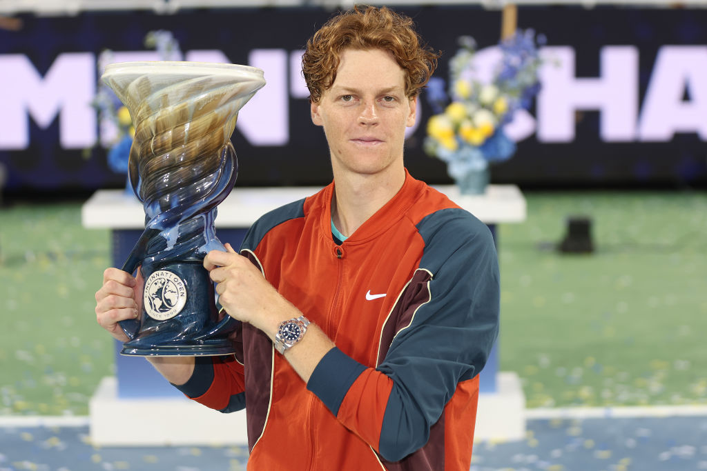 Jannik Sinner con il trofeo vinto a Cincinnati (Getty Images)