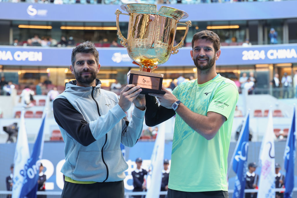 Simone Bolelli e Andrea Vavassori con il trofeo vinto a Pechino (Getty Images)