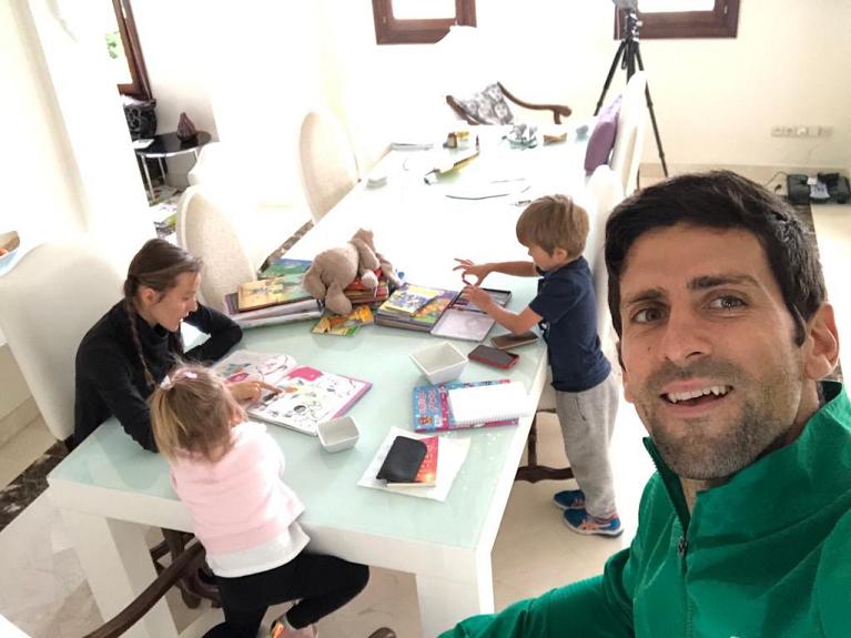 Novak Djokovic a casa con la moglie Jelena e i figli Stefan e Tara