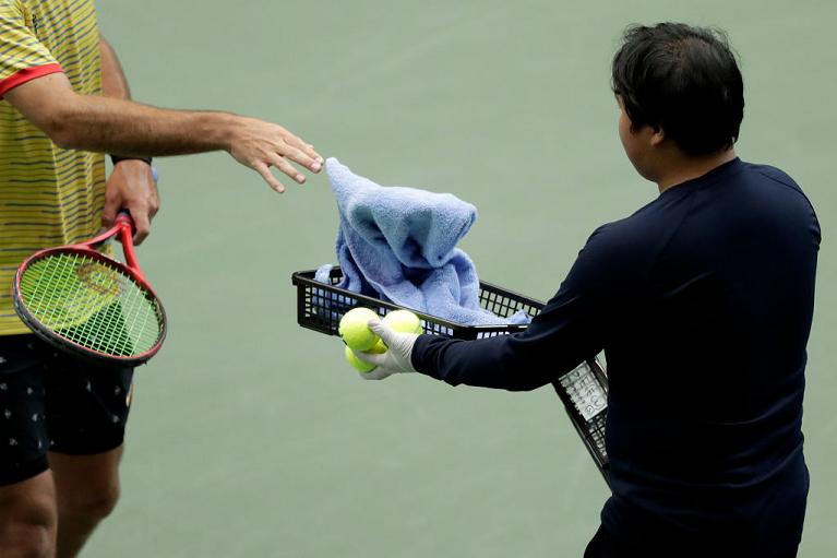 Le regole sugli asciugamani applicate nei preliminari di Coppa Davis