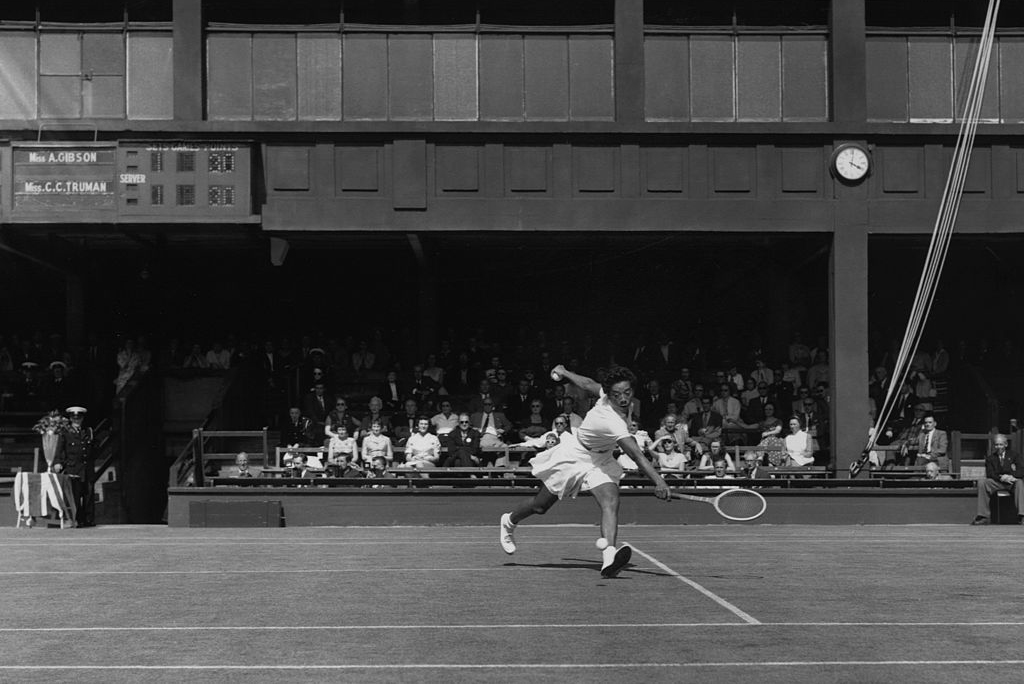 Il primo Campo 1 di Wimbledon, durante un incontro del 14 giugno 1958 della vecchia Coppa Wightman, giocata all’All England Club. In campo Althea Gibson (foto) e Christine Truman.
